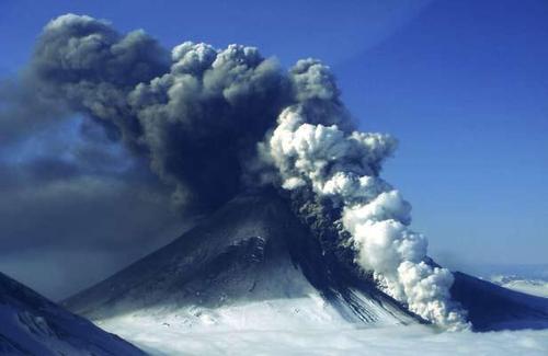 Pavlof Volcano erupting2