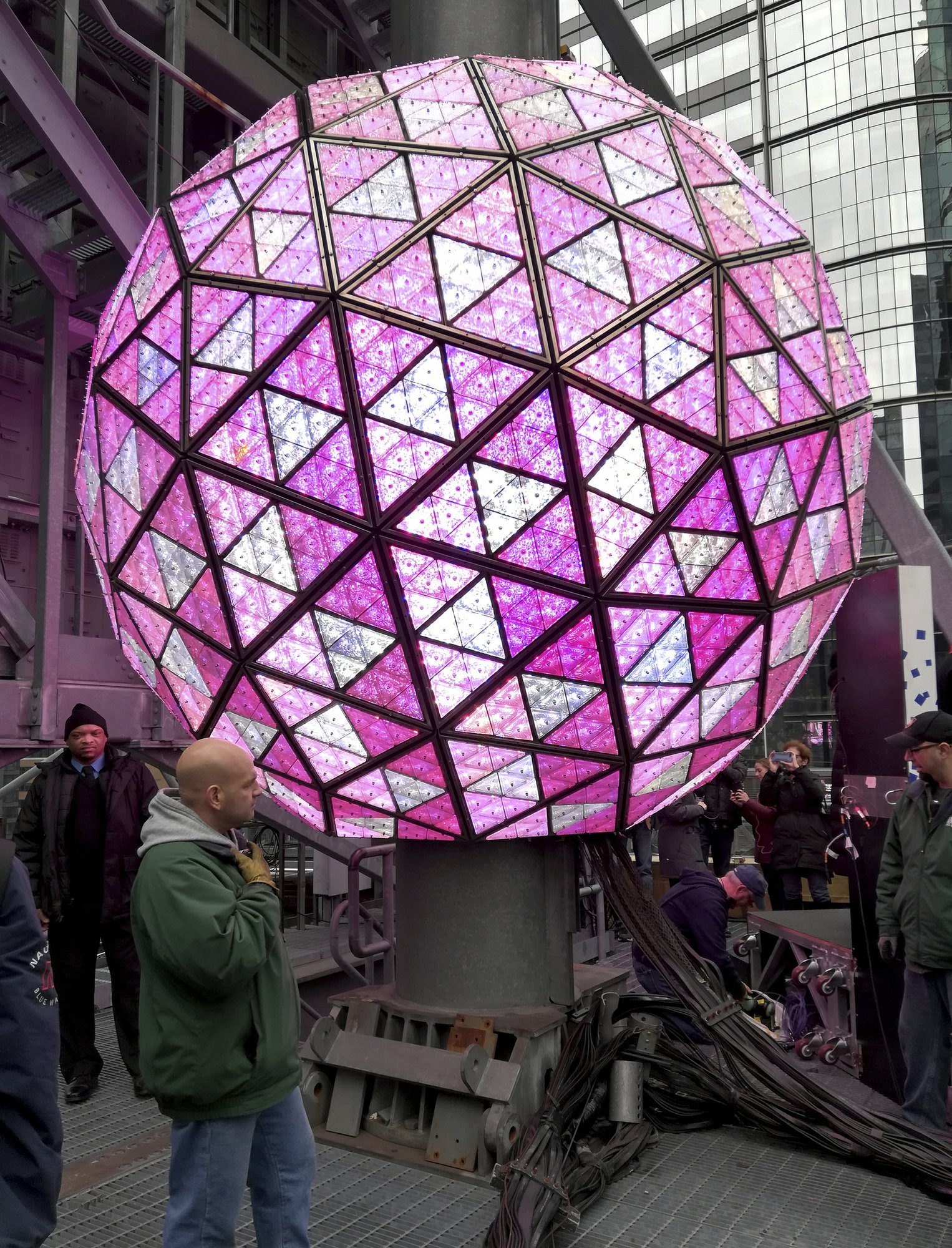 2019 New Year's Eve crystal ball revealed (pics) The Horn News