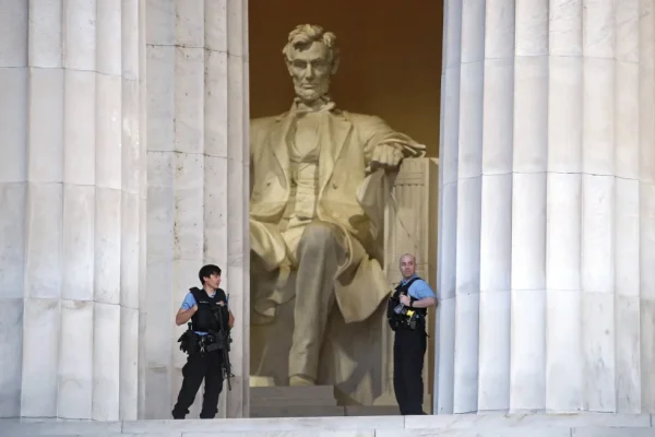 Lincoln Memorial Vandalized With Fake Blood Video The Horn News