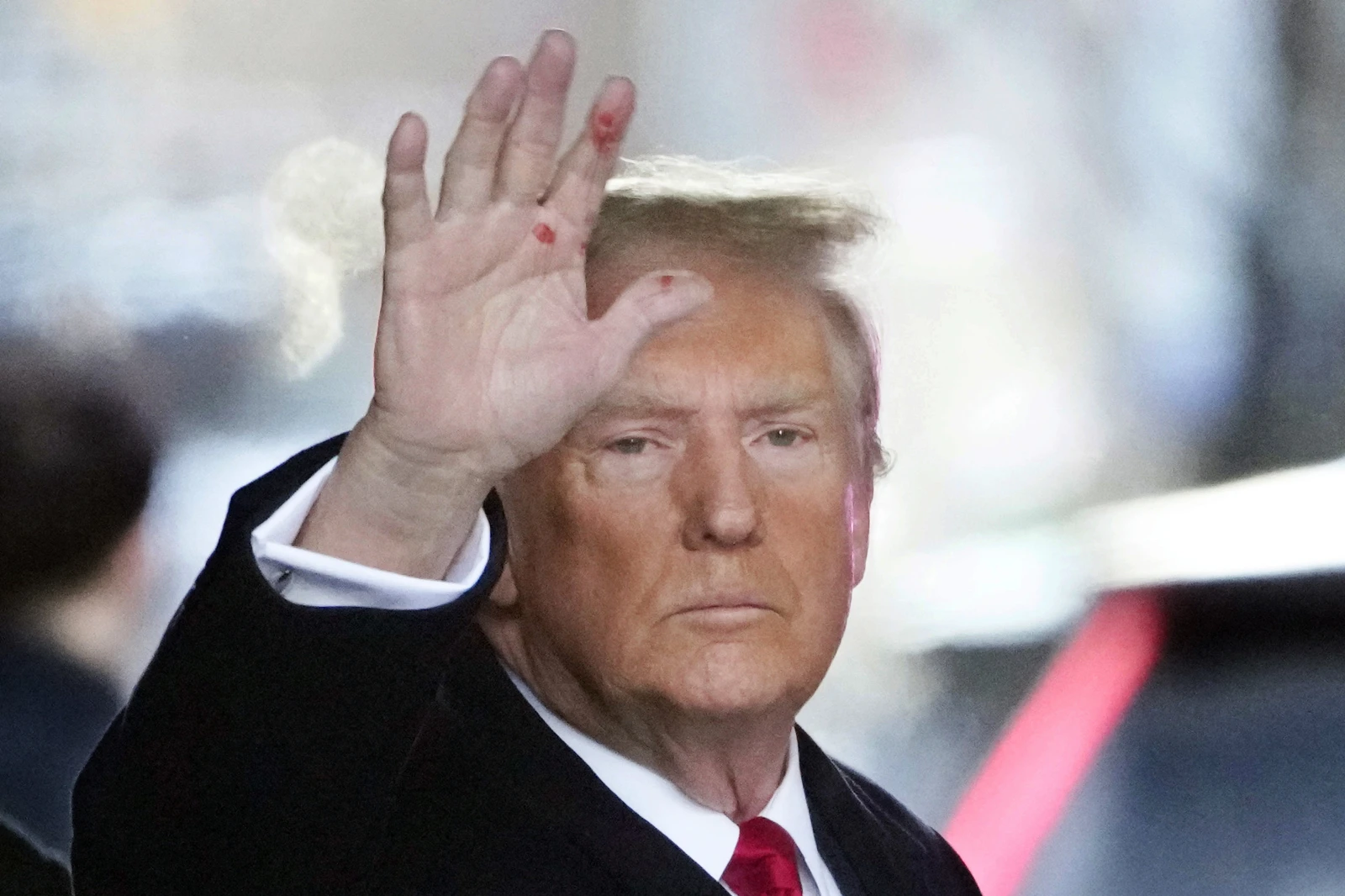 Donald Trumps Strange Red Hands Go Viral The Horn News