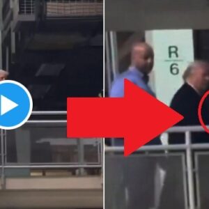 Donald Trump gives heckler the middle finger